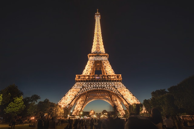 Quels sont les événements gastronomiques à la tour Eiffel à ne pas manquer pour un dîner mémorable ?